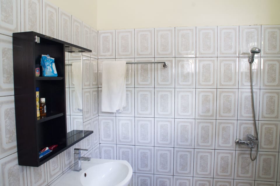 Shower, rainfall showerhead, free toiletries, slippers