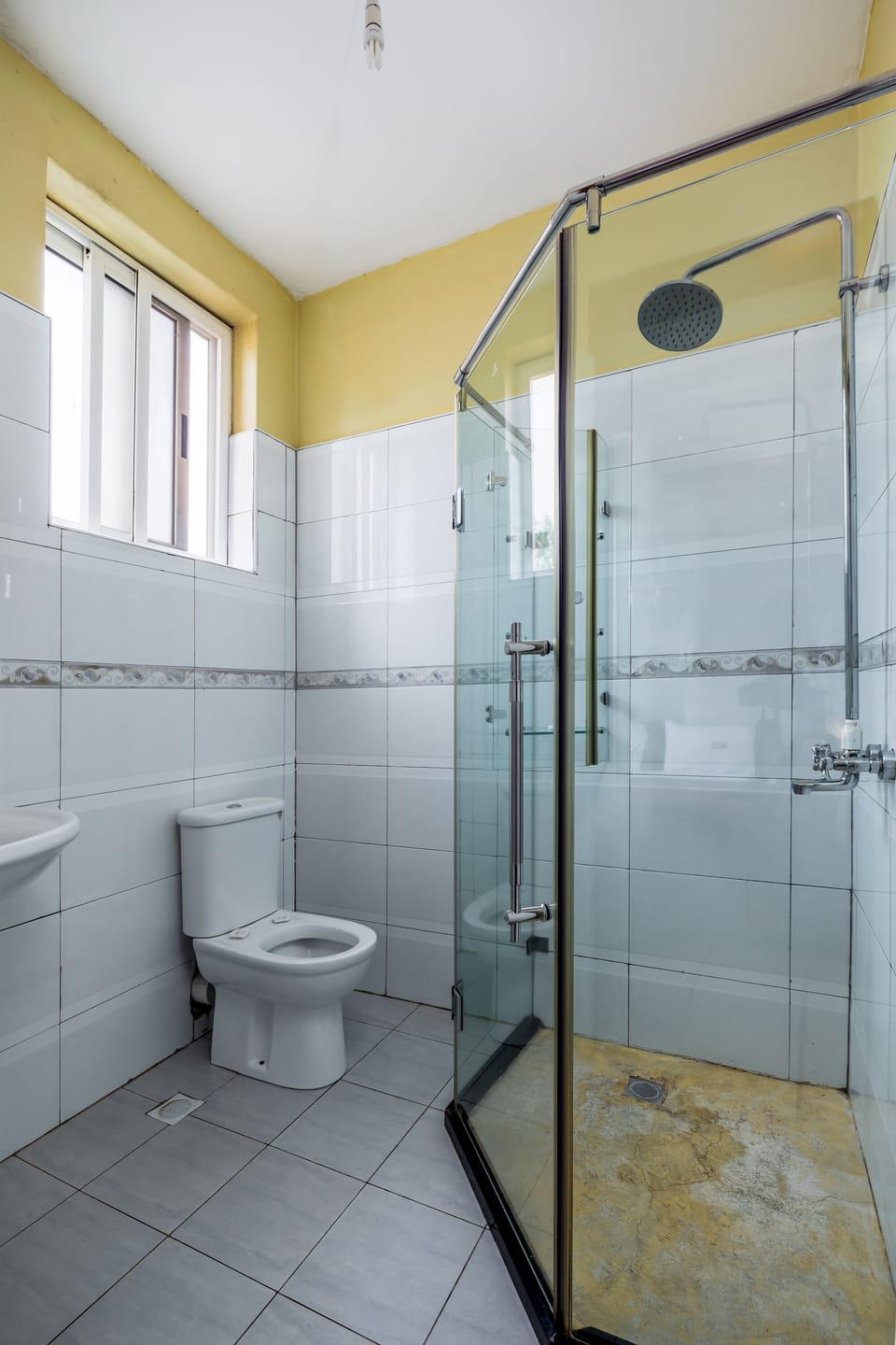 Combined shower/tub, free toiletries, hair dryer, slippers