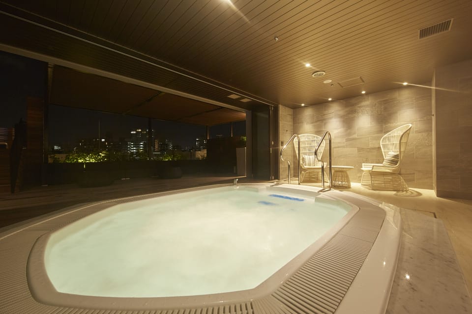 Outdoor spa tub