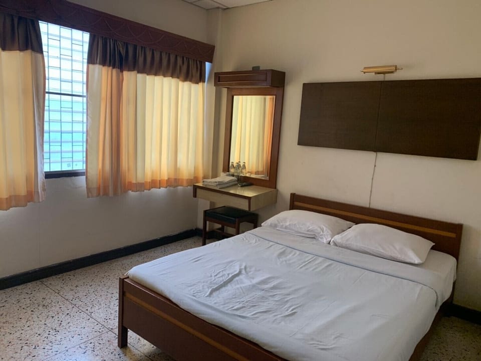 Economy Room | Desk, free WiFi