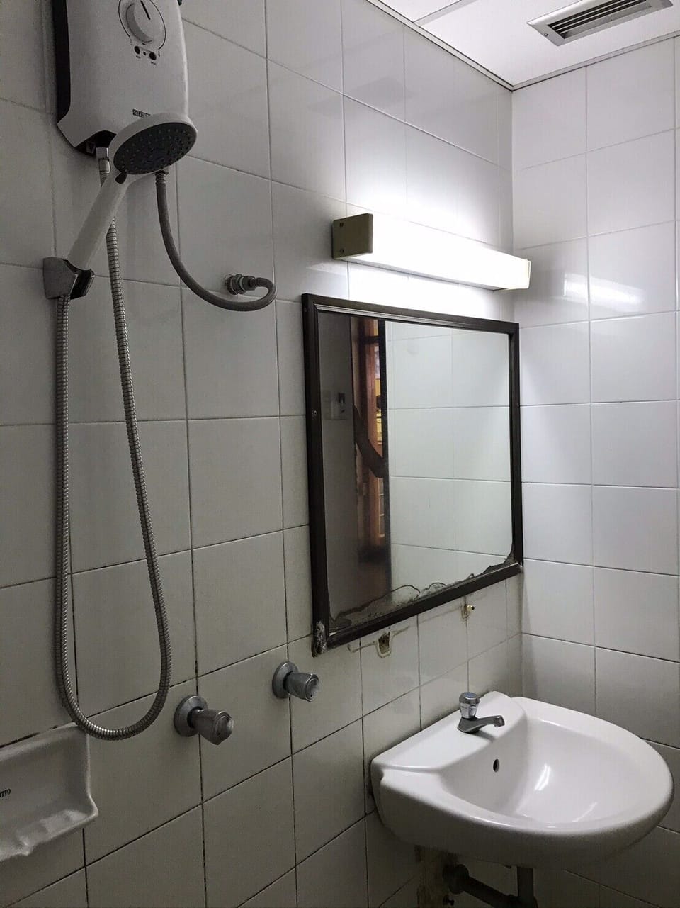 Economy Room | Bathroom | Shower, free toiletries, towels