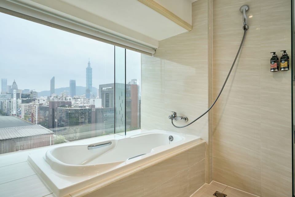 Superior Quadruple Room | Bathroom | Slippers, towels, shampoo, toilet paper