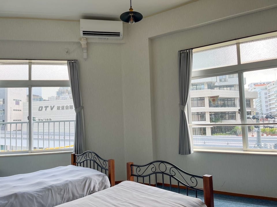 Basic Twin Room | In-room safe, WiFi (free), bed sheets