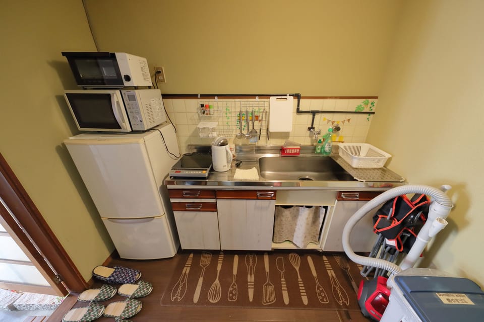 Traditional Townhome | Private kitchen | Electric kettle, cookware/dishes/utensils