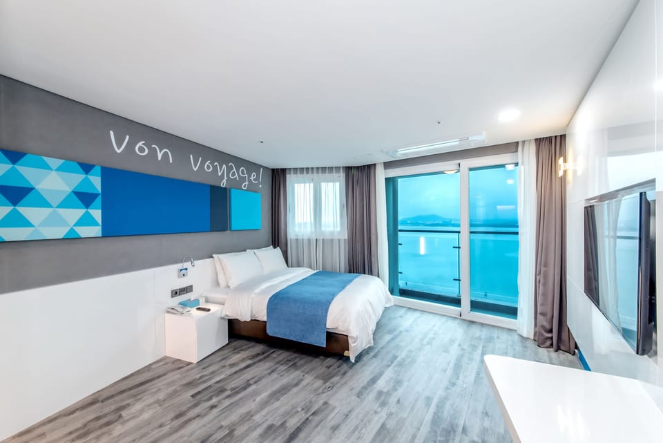Executive Double Room, Ocean View | Down comforters, soundproofing, free WiFi, bed sheets