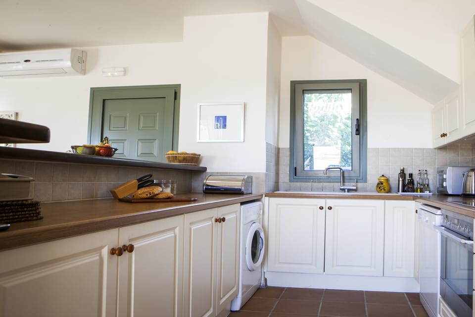 Villa, 3 Bedrooms | Private kitchen | Full-size fridge, microwave, oven, stovetop