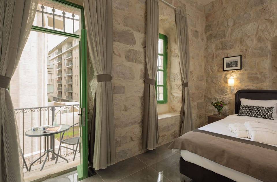 In-room safe, soundproofing, iron/ironing board, free WiFi