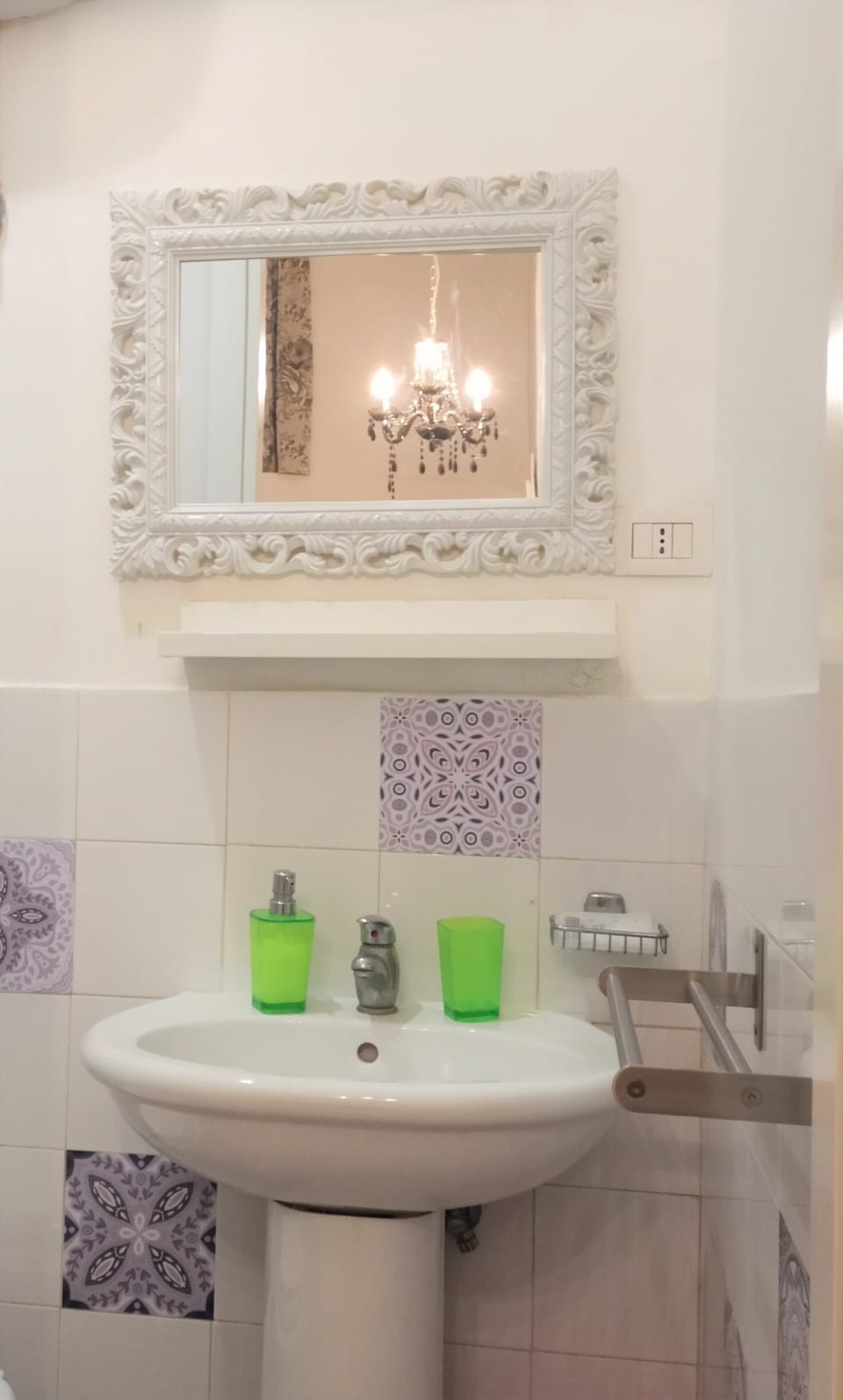 Shower, rainfall showerhead, free toiletries, hair dryer