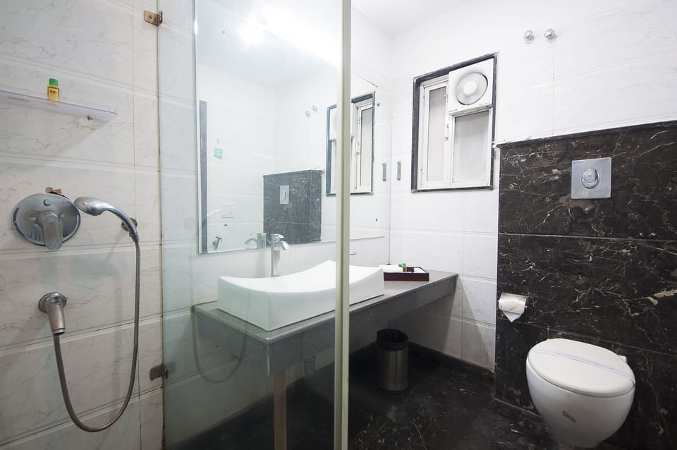 Shower, free toiletries, towels