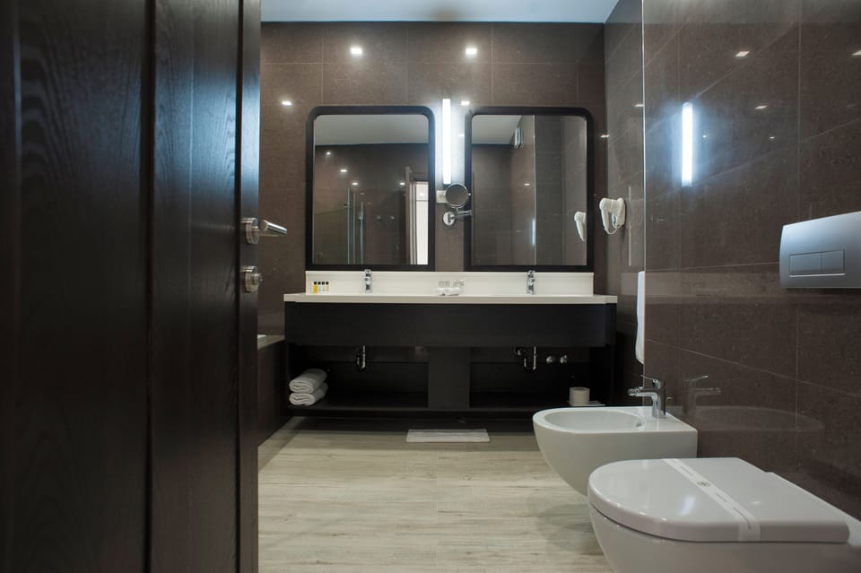 Junior Suite, Balcony, City View | Bathroom | Free toiletries, hair dryer, bathrobes, slippers