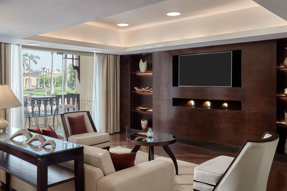 2 bars/lounges, poolside bar