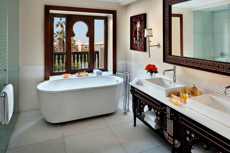 Grand Room, 1 King Bed, Club Lounge Access (Balcony) | Bathroom | Combined shower/tub, free toiletries, hair dryer, bathrobes