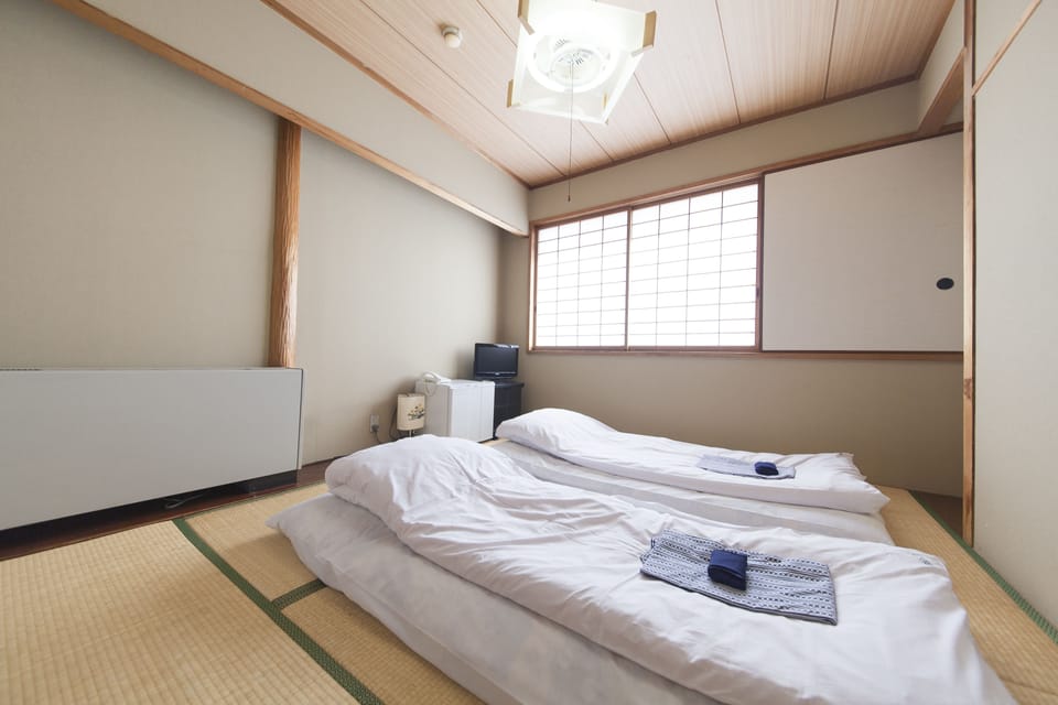 Japanese Room | Desk, bed sheets