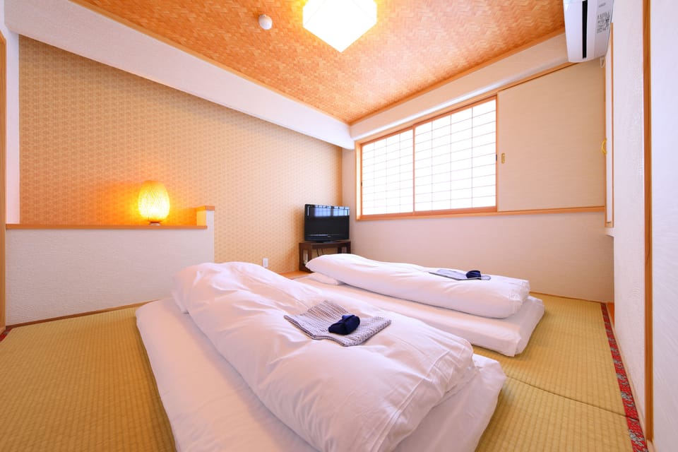 Japanese Room | Desk, bed sheets