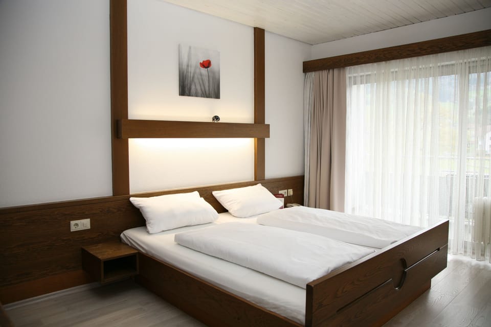 Comfort Double Room, Balcony (Main Building) | Hypo-allergenic bedding, desk, free WiFi, bed sheets