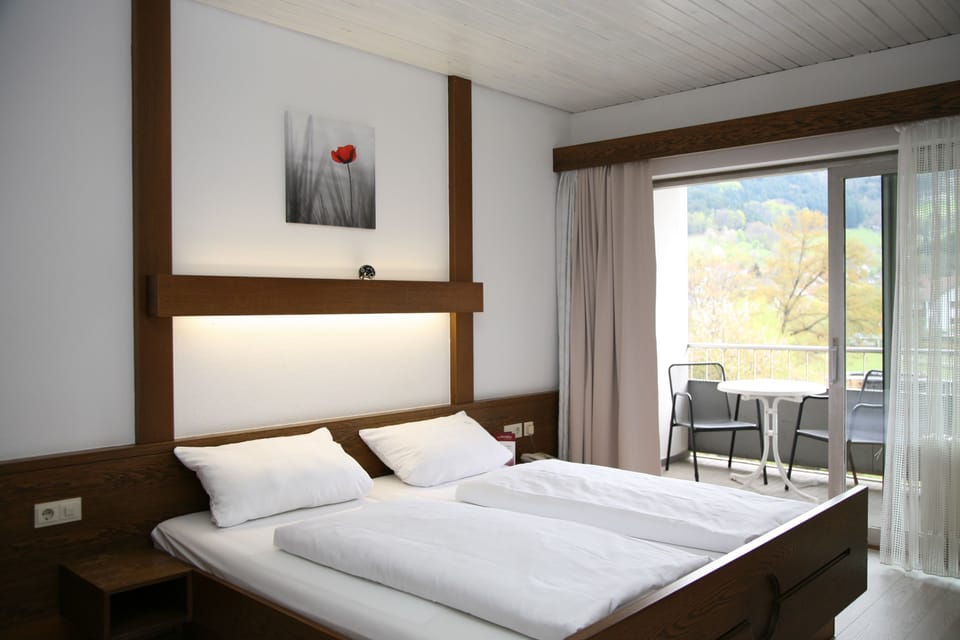 Hypo-allergenic bedding, desk, free WiFi, bed sheets