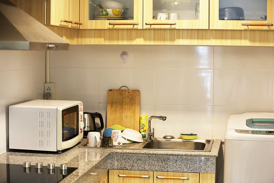 Coffee/tea maker, fridge