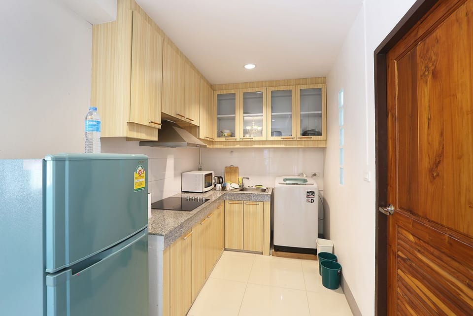 Coffee/tea maker, fridge