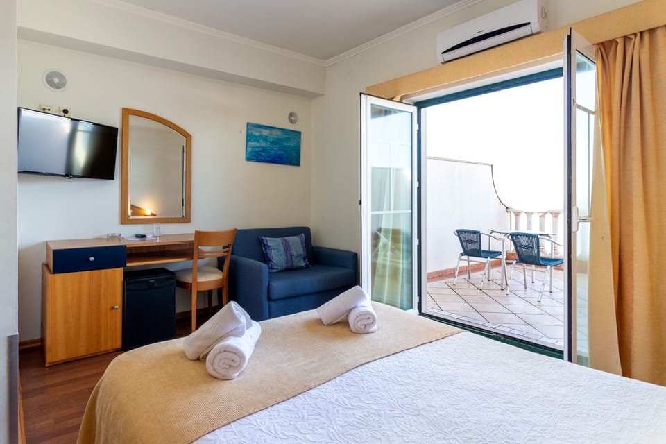 Superior Double Room, Balcony, Sea View | Desk, blackout drapes, soundproofing, free WiFi