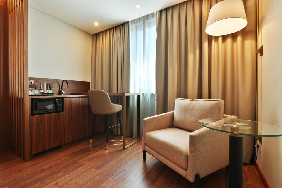 Executive Twin Room | Minibar, in-room safe, blackout drapes, soundproofing
