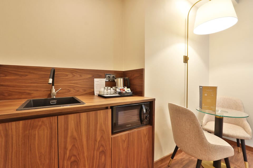 Executive Double Room | Minibar, in-room safe, blackout drapes, soundproofing