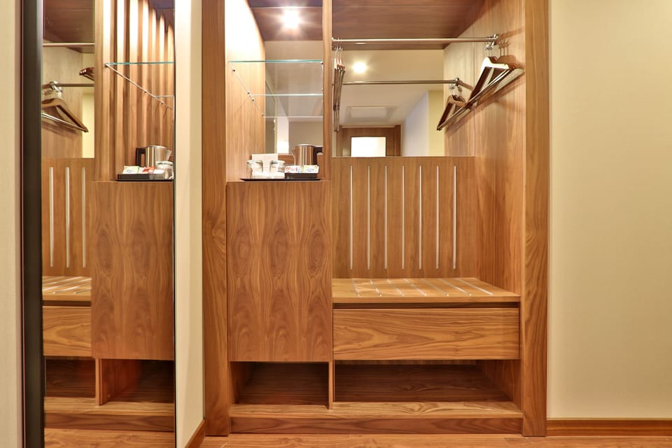 Superior Twin Room | Minibar, in-room safe, blackout drapes, soundproofing