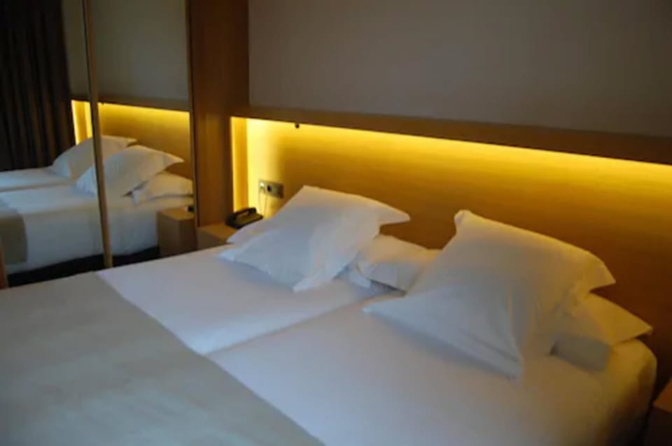 Double or Twin Room | Minibar, in-room safe, desk, blackout drapes