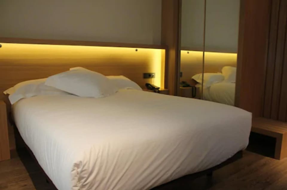 Double or Twin Room | Minibar, in-room safe, desk, blackout drapes