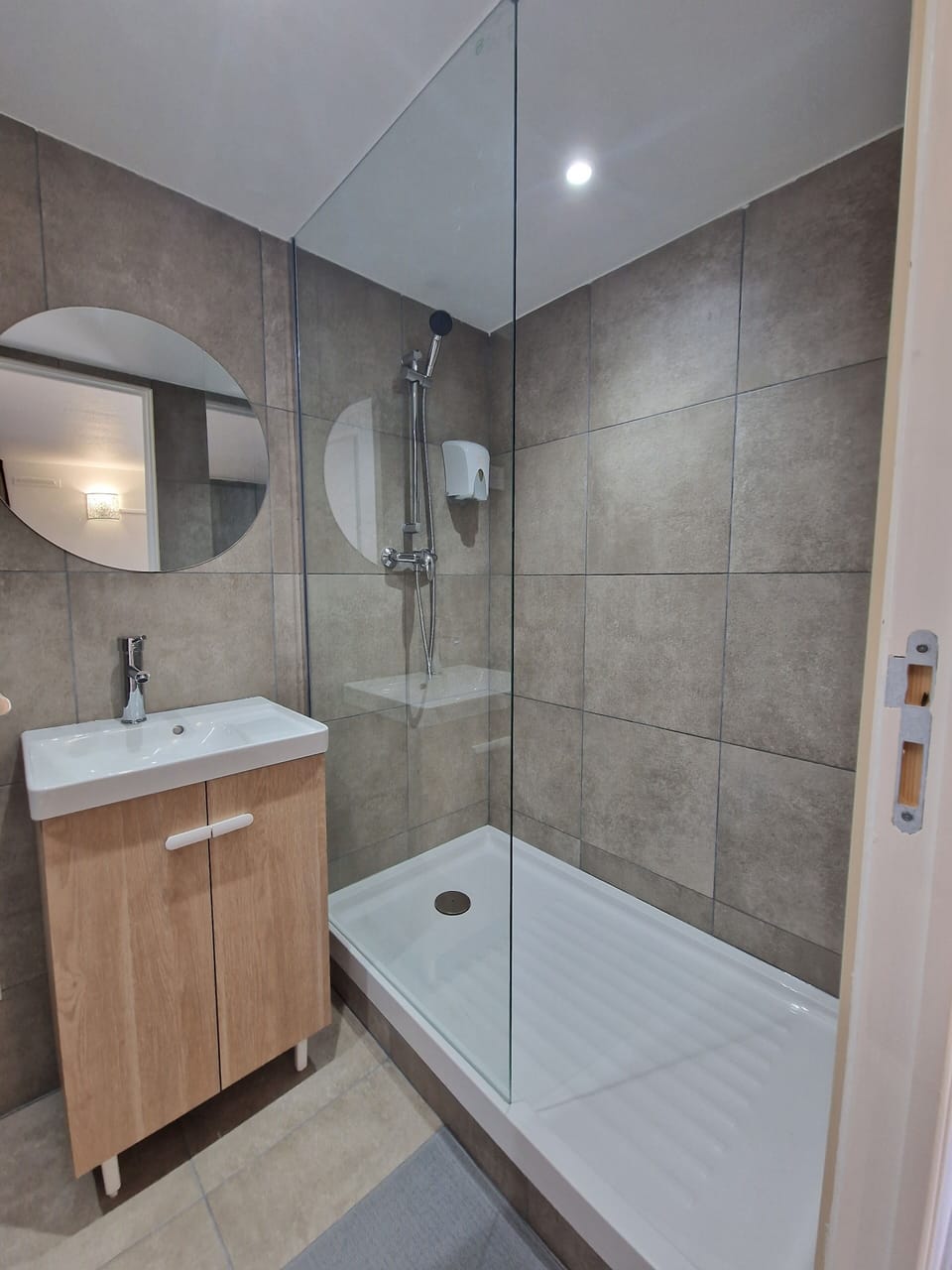 Shower, free toiletries, towels