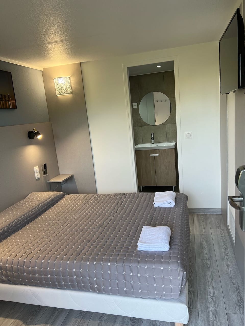 Double Room | Desk, free WiFi, bed sheets