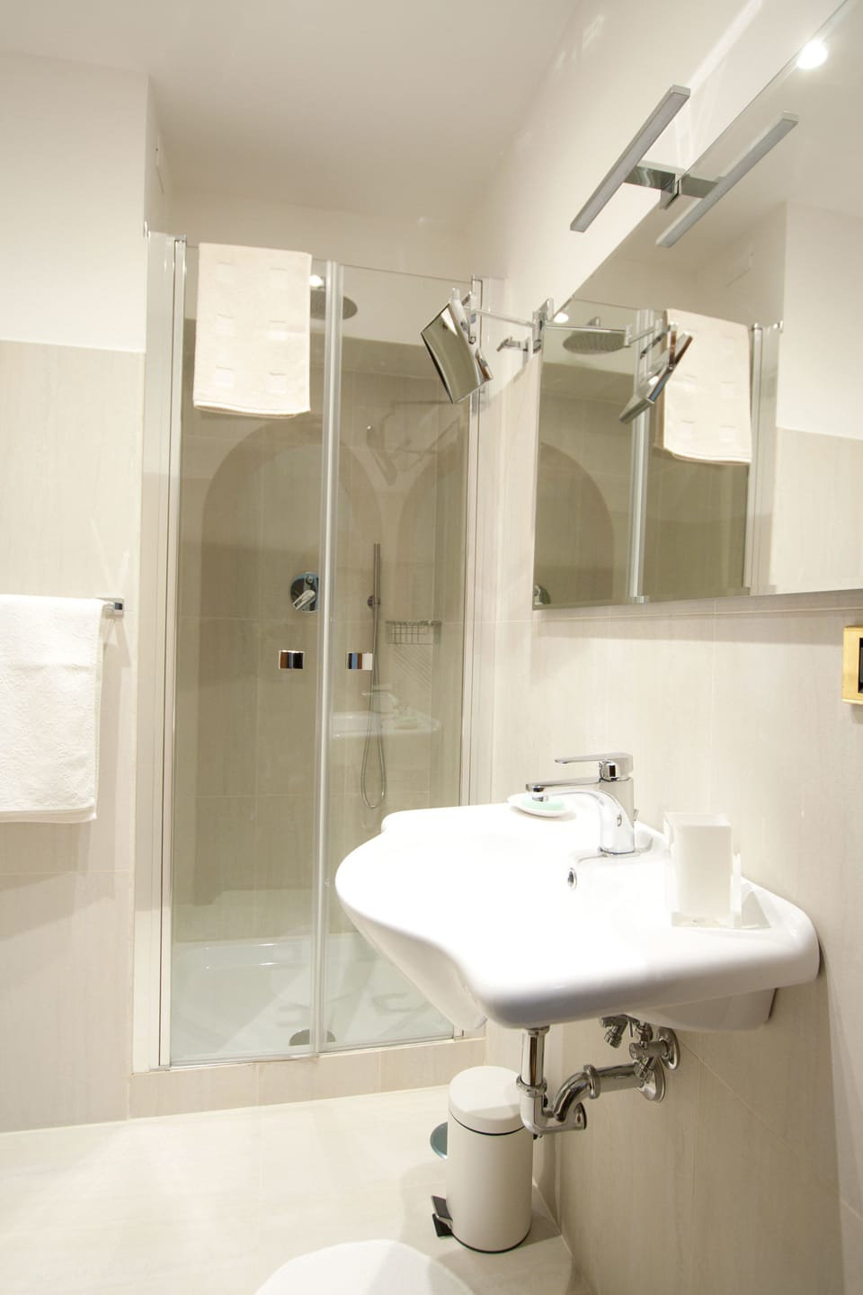 Deluxe Quadruple Room | Bathroom | Shower, free toiletries, bidet, towels