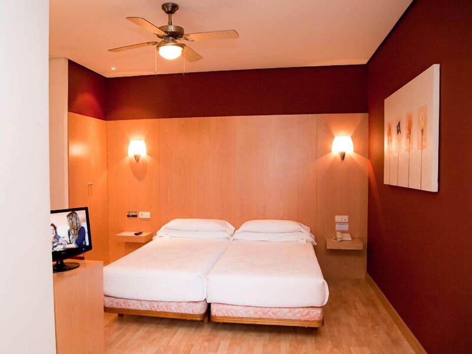 Hypo-allergenic bedding, down comforters, minibar, desk