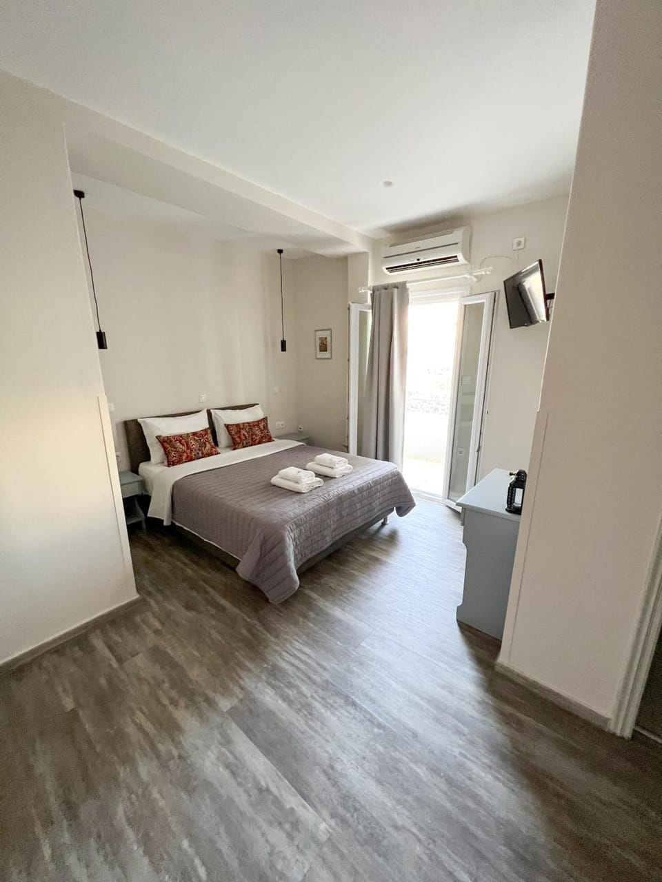 In-room safe, soundproofing, iron/ironing board, free WiFi