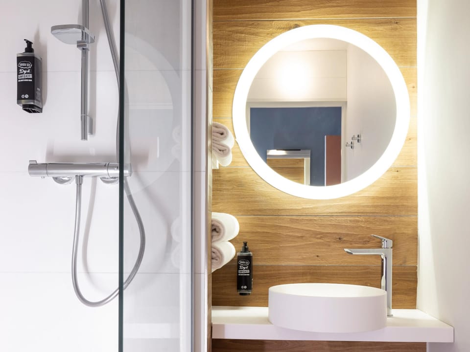 Laptop workspace, blackout drapes, soundproofing, free cribs/infant beds