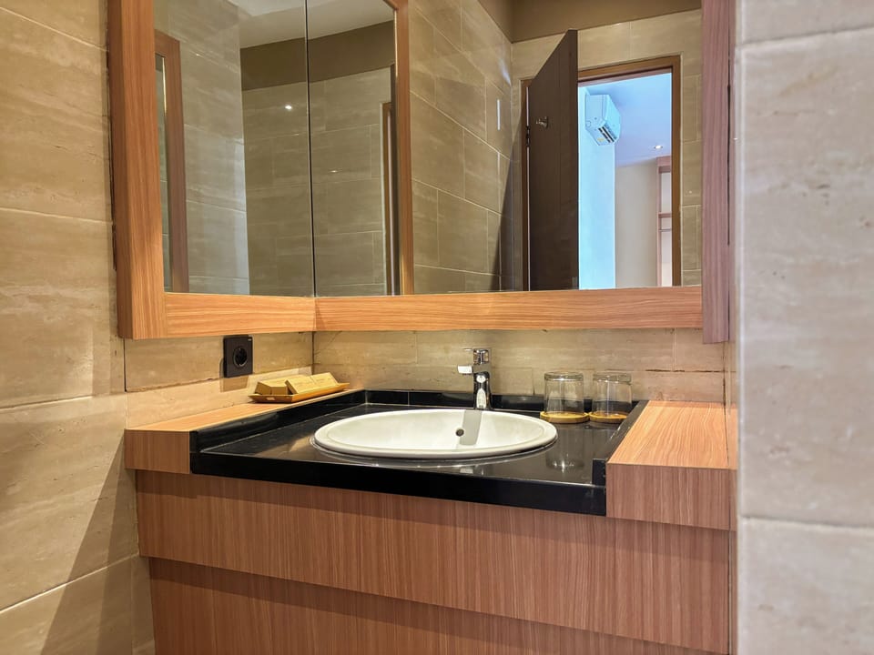 Junior Suite, 1 Bedroom | Bathroom | Eco-friendly toiletries, hair dryer, slippers, bidet