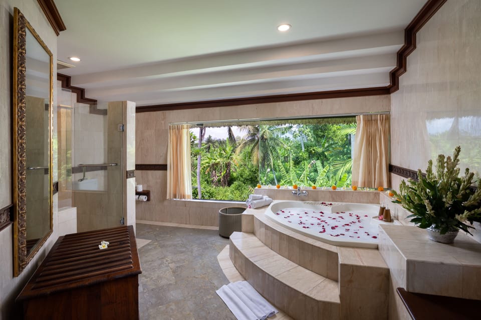 Luxury Suite | Bathroom | Separate tub and shower, deep soaking tub, free toiletries, hair dryer