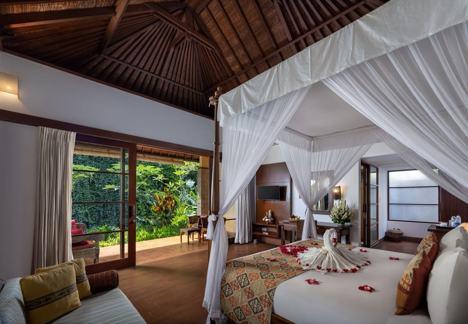 Panoramic Room | Minibar, in-room safe, desk, blackout drapes