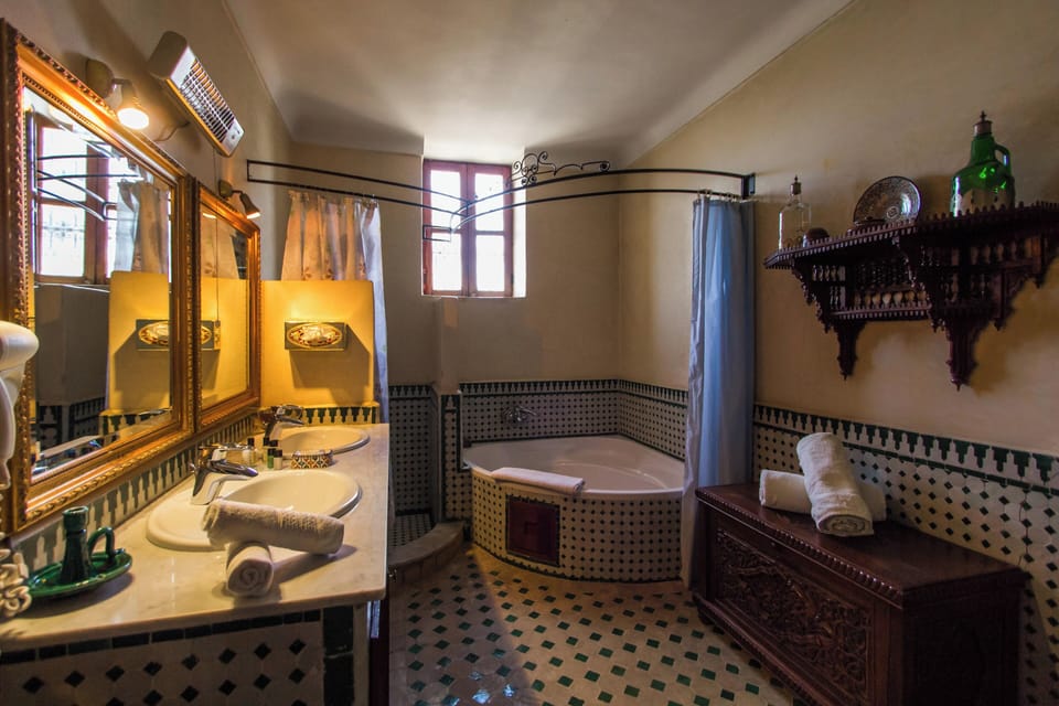 Deluxe Room | Bathroom | Free toiletries, hair dryer, bathrobes, slippers