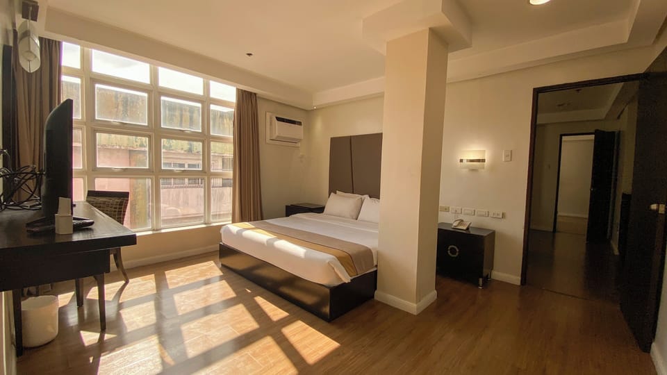 Family Room | Desk, iron/ironing board, free WiFi, bed sheets