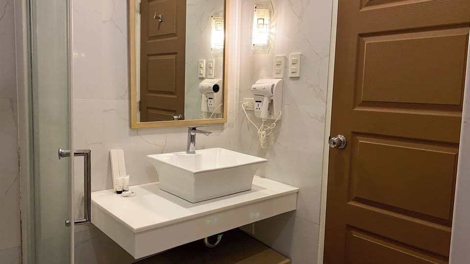 Junior Suite Twin Room | Bathroom | Shower, free toiletries, hair dryer, slippers