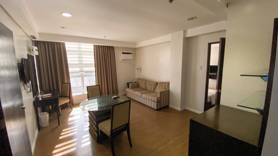 Family Room | Desk, iron/ironing board, free WiFi, bed sheets