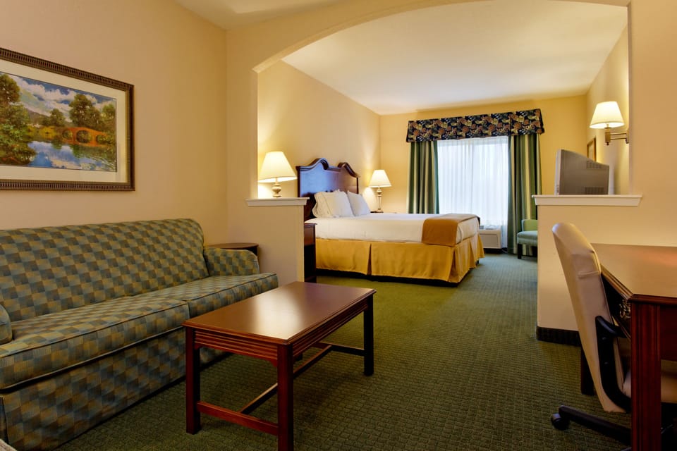 In-room safe, desk, iron/ironing board, cribs/infant beds