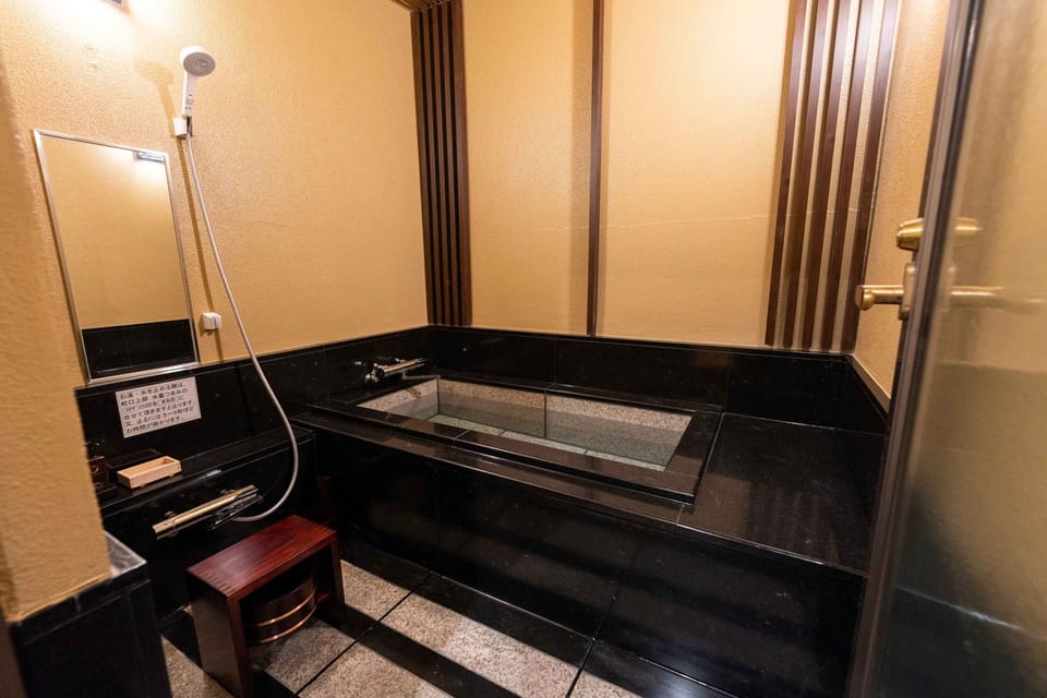 Deluxe Suite | Bathroom | Free toiletries, slippers, towels