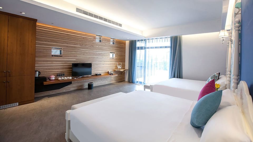 Deluxe Quadruple Room | Desk, blackout drapes, rollaway beds, free WiFi