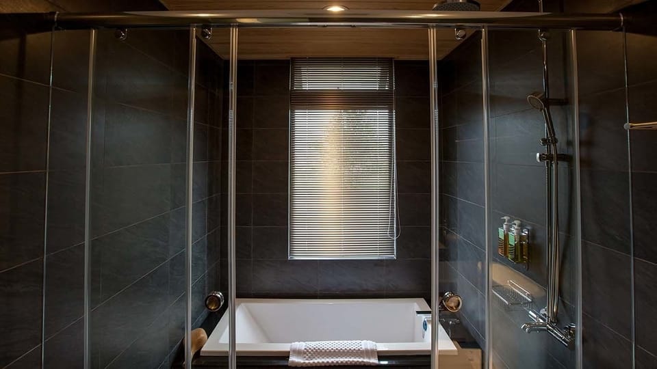 Elite Quadruple Room, 2 Queen Beds | Bathroom | Free toiletries, hair dryer, slippers, bidet