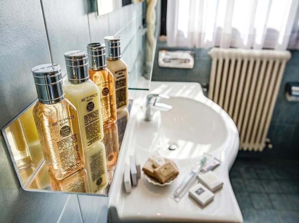 Single Room | Bathroom | Hair dryer, slippers, bidet, towels