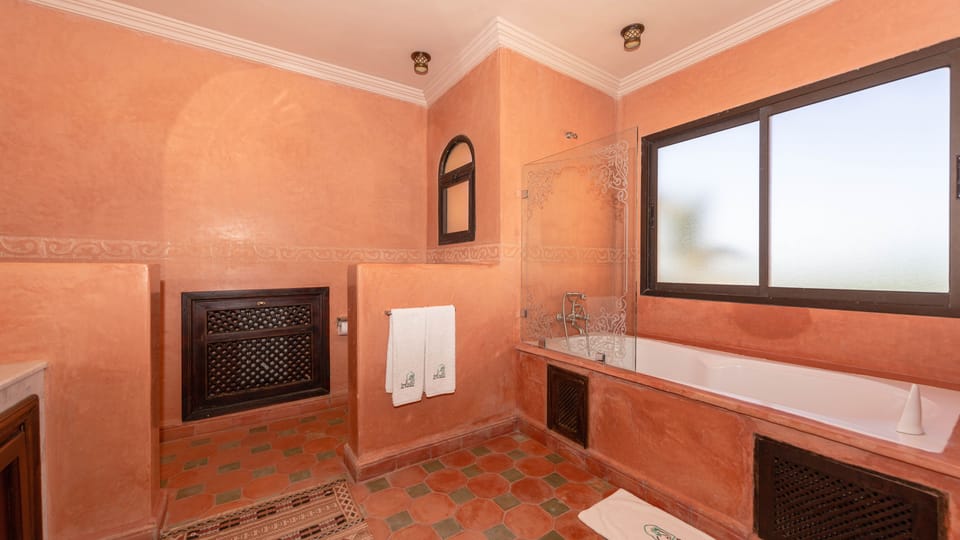 Basic Suite, 1 Bedroom | Bathroom | Free toiletries, hair dryer, towels