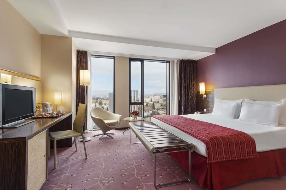 Hypo-allergenic bedding, minibar, in-room safe, desk