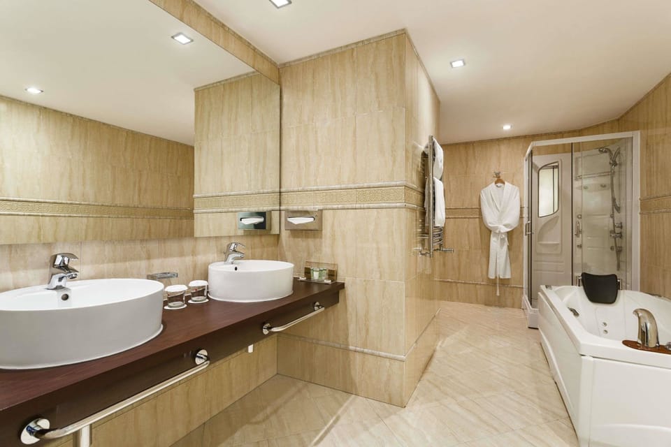 Presidential Room, 1 King Bed, Non Smoking | Hypo-allergenic bedding, minibar, in-room safe, desk