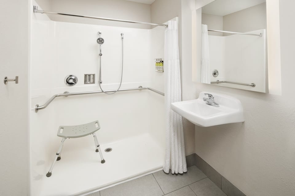 Combined shower/tub, hair dryer, towels